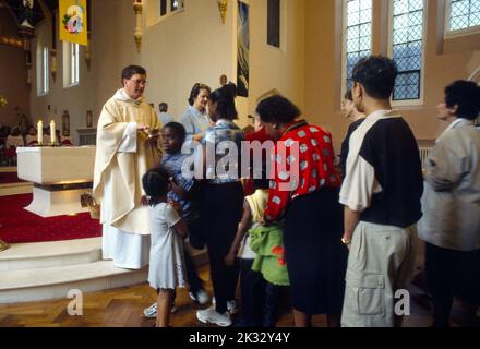 Gens en file d'attente pour la communion à l'église St Joseph Roehampton, Londres, Angleterre Banque D'Images