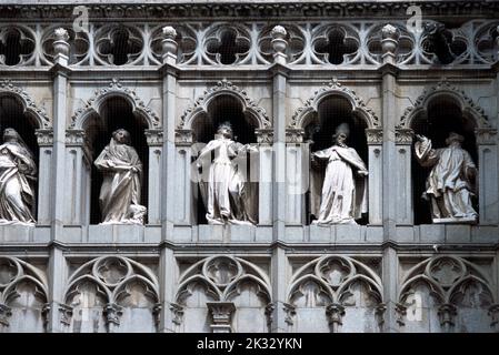 Statues sur la façade de la cathédrale de Tolède (Cathédrale primate de Sainte Marie de Tolède) Espagne Banque D'Images
