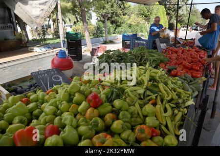 Gens Shopping au marché du samedi achat de poivrons et tomates Vouliagmeni Athènes Grèce Banque D'Images