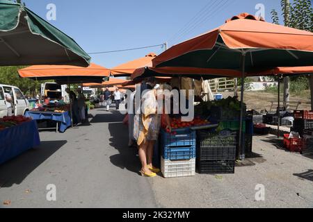 Personnes Shopping au marché du samedi Vouliagmeni Athènes Grèce Banque D'Images