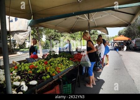 Les gens magasiner au marché des fruits et des légumes du samedi Vouliagmeni Athènes Grèce Banque D'Images