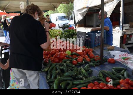 Personnes Shopping au marché du samedi pour les fruits et légumes Vouliagmeni Athènes Grèce Banque D'Images