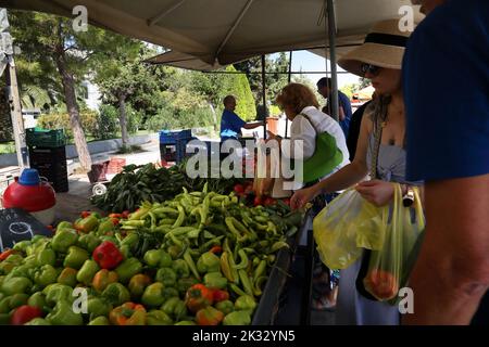 Personnes Shopping au marché du samedi pour les fruits et légumes Vouliagmeni Athènes Grèce Banque D'Images