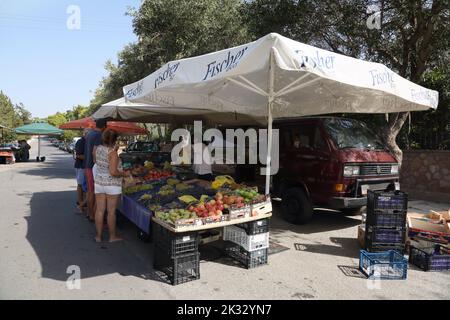 Personnes Shopping au marché du samedi porte-clés Vente de fruits et légumes Vouliagmeni Athènes Grèce Banque D'Images