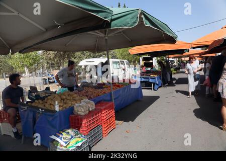 Personnes Shopping au marché du samedi vendeurs de fruits et légumes Vouliagmeni Athènes Grèce Banque D'Images