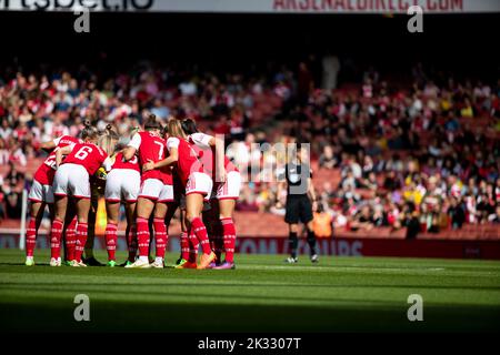 Londres, Royaume-Uni. 24th septembre 2022. Les joueurs d'Arsenal se sont réunis avant le match de la Barclays FA Womens Super League entre Arsenal et Tottenham Hotspur au stade Emirates de Londres, en Angleterre. (Liam Asman/SPP) crédit: SPP Sport presse photo. /Alamy Live News Banque D'Images