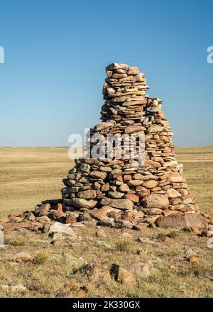 Grand cairn en pierre surplombant la prairie du Colorado, zone naturelle de Soapstone Prairie près de fort Collins, fin de l'été ou début de l'automne Banque D'Images