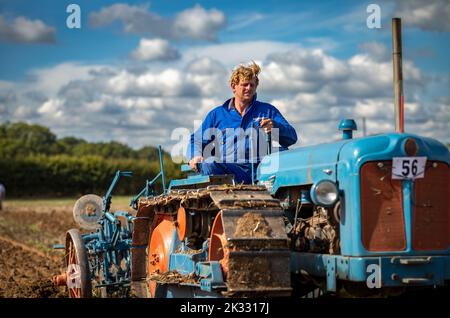 Un concurrent d'un match de labour agricole traditionnel se trouve sur son tracteur à chenilles d'époque alors qu'il travaille dans sa région à Oakhurst Farm, près de Billingshurst, le 24 septembre 2022. Les matchs de labour sont populaires dans les communautés rurales et agricoles britanniques et se déroulent chaque automne après la fin de la récolte. Credit: Andy Soloman/Alay Live News Banque D'Images