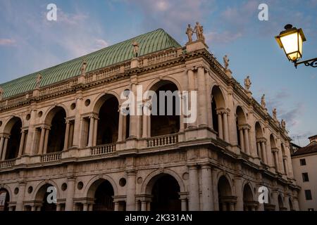 Basilique Palladiana à Vicenza, Italie dans la soirée à Dusk, également appelé Palazzo della Ragione, un bâtiment Renaissance par Andrea Palladio Banque D'Images