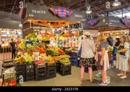 Mercado de la Boqueria, célèbre marché alimentaire sur la Rambla, Barcelone, Espagne Banque D'Images