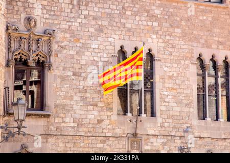 Drapeau catalan volant sur un bâtiment historique, Barcelone, Espagne Banque D'Images