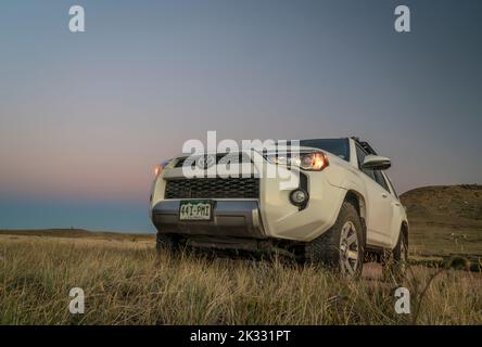 Fort Collins, Colorado, États-Unis - 18 septembre 2022 : Toyota 4Runner SUV au crépuscule, stationné à un point de départ dans la zone naturelle de Soapstone Prairie, dans les contreforts du Colorado. Banque D'Images