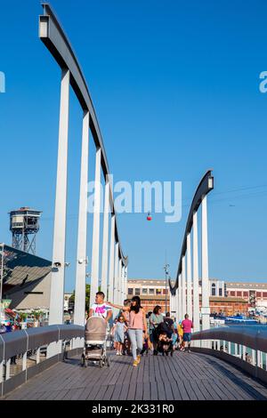 Rambla de Mar passerelle au-dessus du port de Barcelone, Espagne Banque D'Images