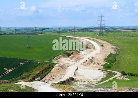 Vue du travail pour enterrer les lignes électriques et enlever les pylônes de grille nationale à Winterbourne Abbas à Dorset pour améliorer la zone de beauté naturelle exceptionnelle. Banque D'Images