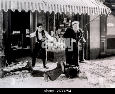 Stan Laurel et Oliver Hardy dans la scène de film 'Two TARS' 1928 Banque D'Images