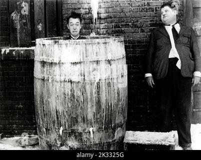 Stan Laurel et Oliver Hardy dans la scène de film 'Below Zero' 1930 Banque D'Images