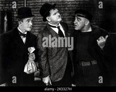 Stan Laurel et Oliver Hardy dans la scène de film 'The Live Ghost' 1934 Banque D'Images