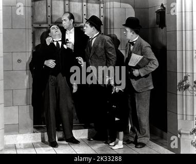 Stan Laurel et Oliver Hardy dans la scène de film 'Pack Up Your troubles' 1932 Banque D'Images