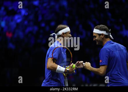 Londres, Grande-Bretagne. 23rd septembre 2022. Le joueur suisse Roger Federer (R) et le joueur espagnol Rafael Nadal de Team Europe célèbrent leur score lors du dernier match de Roger Federer après avoir annoncé sa retraite à la coupe de Laver à Londres, en Grande-Bretagne, le 23 septembre 2022. Crédit : Li Ying/Xinhua/Alay Live News Banque D'Images