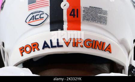 23 septembre 2022: Vue détaillée de l'arrière d'un casque de Virginie Cavaliers avec les mots, POUR TOUTE LA VIRGINIE, avant le match contre l'orange de Syracuse le vendredi 23 septembre 2022 au dôme sans fil JMA à Syracuse, New York. Riche Barnes/CSM Banque D'Images