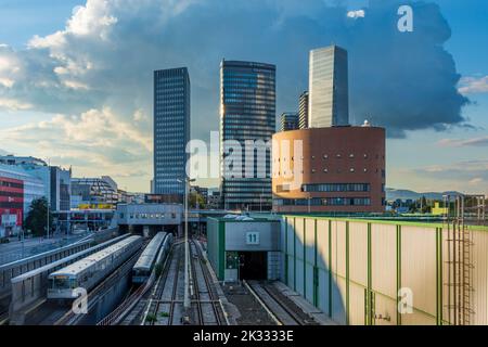 Wien, Vienne: Ligne U3 du métro, dépôt de métro Erdberg, les hauts immeubles du siège de Wien Energie (à gauche), Orbi Tower avec Wiener Stadtwerke (au centre), Austro to Banque D'Images