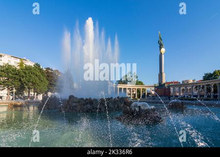 Wien, Vienne: Hochstrahlbrunnen (grande fontaine à jet), Heldendenkmal der Roten Armee (Mémorial de la guerre soviétique) en 03. Landstraße, Wien, Autriche Banque D'Images