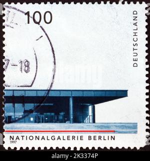 ALLEMAGNE - VERS 1997: Un timbre imprimé en Allemagne montre la Nouvelle Galerie nationale, Berlin, par Ludwig Mies van der Rohe, vers 1997 Banque D'Images