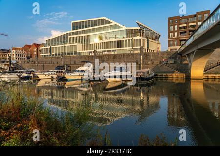 Maasboulevard und Stadthafen in Venlo, Niederlande | Maasboulevard et le port de plaisance de Venlo, pays-Bas Banque D'Images