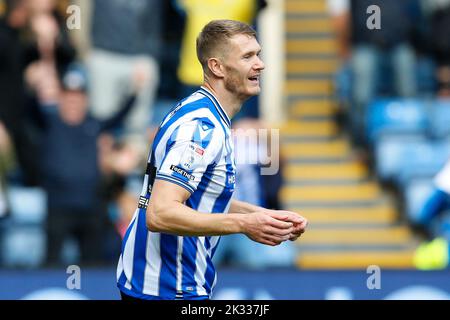 Michael Smith #24 de Sheffield mercredi fête son propre but marqué par Joe Jacobson #3 de Wycombe Wanderers lors du match Sky Bet League 1 Sheffield mercredi vs Wycombe Wanderers à Hillsborough, Sheffield, Royaume-Uni, 24th septembre 2022 (photo par Ben Early/News Images) Banque D'Images