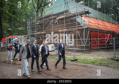 2022-09-24 15:19:09 GILZE - Secrétaire d'Etat Eric van den Burg (Justice et sécurité) est montré autour du centre des demandeurs d'asile où les bâtiments sont en cours de rénovation, pendant la journée ouverte azc. Plus de soixante centres de demandeurs d'asile ouvrent leurs portes à l'occasion de la Journée nationale des voisins. Les visiteurs peuvent participer à des visites guidées et à diverses activités. ANP VINCENT JANNINK pays-bas sortie - belgique sortie Banque D'Images