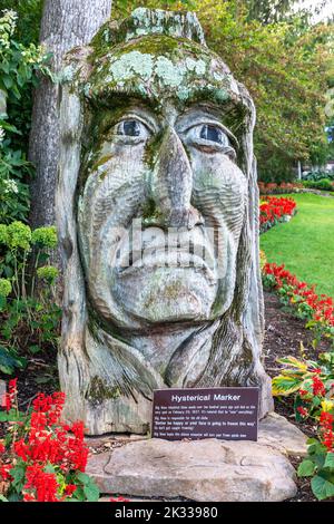 Statue sculptée en bois humoristique pour le chef Big Nose, un Indien d'Amérique indigène vivant près du lac Léman, comté du Wisconsin, Amérique, États-Unis Banque D'Images