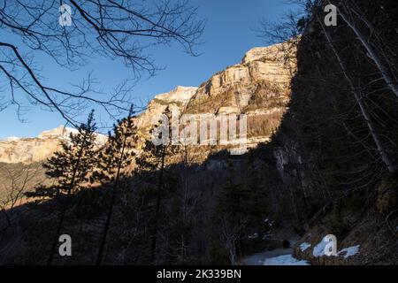 montagnes dans le parc national d'ordesa une journée d'hiver ensoleillée Banque D'Images