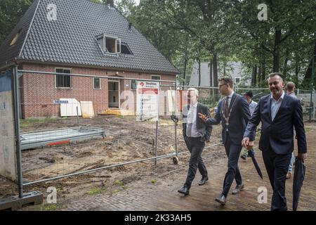 2022-09-24 14:44:34 GILZE - Secrétaire d'Etat Eric van den Burg (Justice et sécurité) est montré autour du centre des demandeurs d'asile où les bâtiments sont en cours de rénovation, pendant la journée ouverte azc. Plus de soixante centres de demandeurs d'asile ouvrent leurs portes à l'occasion de la Journée nationale des voisins. Les visiteurs peuvent participer à des visites guidées et à diverses activités. ANP VINCENT JANNINK pays-bas sortie - belgique sortie Banque D'Images