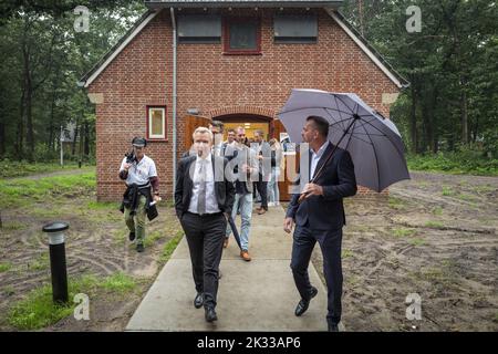 2022-09-24 14:43:56 GILZE - Secrétaire d'Etat Eric van den Burg (Justice et sécurité) est montré autour du centre des demandeurs d'asile où les bâtiments sont en cours de rénovation, pendant la journée ouverte azc. Plus de soixante centres de demandeurs d'asile ouvrent leurs portes à l'occasion de la Journée nationale des voisins. Les visiteurs peuvent participer à des visites guidées et à diverses activités. ANP VINCENT JANNINK pays-bas sortie - belgique sortie Banque D'Images