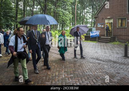 2022-09-24 14:31:38 GILZE - Secrétaire d'Etat Eric van den Burg (Justice et sécurité) est montré autour du centre des demandeurs d'asile pendant la journée ouverte azc. Plus de soixante centres de demandeurs d'asile ouvrent leurs portes à l'occasion de la Journée nationale des voisins. Les visiteurs peuvent participer à des visites guidées et à diverses activités. ANP VINCENT JANNINK pays-bas sortie - belgique sortie Banque D'Images