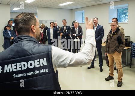 2022-09-24 14:36:01 GILZE - Secrétaire d'Etat Eric van den Burg (Justice et sécurité) pendant sa visite du centre des demandeurs d'asile, pendant la journée ouverte de l'azc. Plus de soixante centres de demandeurs d'asile ouvrent leurs portes à l'occasion de la Journée nationale des voisins. Les visiteurs peuvent participer à des visites guidées et à diverses activités. ANP VINCENT JANNINK pays-bas sortie - belgique sortie Banque D'Images