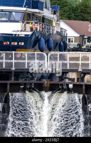 Début du canal calédonien, près de fort William et Ben Nevis, eau qui coule à travers les portes d'écluse, avec petit navire écossais derrière les portes, attendant Banque D'Images