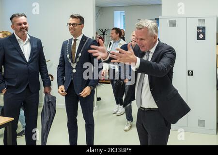 2022-09-24 14:34:45 GILZE - Secrétaire d'Etat Eric van den Burg (Justice et sécurité) pendant sa visite du centre des demandeurs d'asile, pendant la journée ouverte de l'azc. Plus de soixante centres de demandeurs d'asile ouvrent leurs portes à l'occasion de la Journée nationale des voisins. Les visiteurs peuvent participer à des visites guidées et à diverses activités. ANP VINCENT JANNINK pays-bas sortie - belgique sortie Banque D'Images