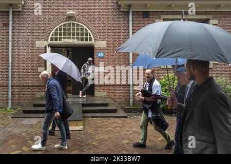 2022-09-24 14:26:45 GILZE - Secrétaire d'Etat Eric van den Burg (Justice et sécurité) pendant sa visite du centre des demandeurs d'asile, pendant la journée ouverte de l'azc. Plus de soixante centres de demandeurs d'asile ouvrent leurs portes à l'occasion de la Journée nationale des voisins. Les visiteurs peuvent participer à des visites guidées et à diverses activités. ANP VINCENT JANNINK pays-bas sortie - belgique sortie Banque D'Images