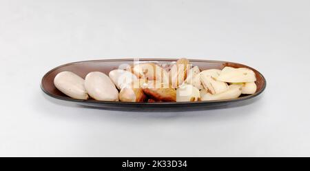 Trois étapes de cuisson ou préparation de graines de jackfruit sur une assiette. Artocarpus heterophyllus. Banque D'Images