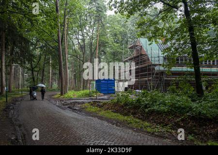 2022-09-24 13:26:22 GILZE - un extérieur d'un bâtiment au centre des demandeurs d'asile où les bâtiments sont en cours de rénovation, pendant la journée ouverte azc. Plus de soixante centres de demandeurs d'asile ouvrent leurs portes à l'occasion de la Journée nationale des voisins. Les visiteurs peuvent participer à des visites guidées et à diverses activités. ANP VINCENT JANNINK pays-bas sortie - belgique sortie Banque D'Images