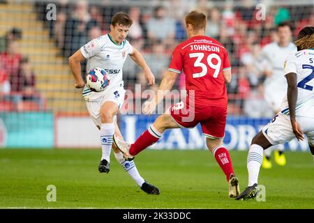 Christopher Merrie de Tranmere Rovers (L) lors du match Sky Bet League 2 entre Walsall et Tranmere Rovers au stade Banks, Walsall, le samedi 24th septembre 2022. (Crédit : Gustavo Pantano | ACTUALITÉS MI) crédit : ACTUALITÉS MI et sport /Actualités Alay Live Banque D'Images