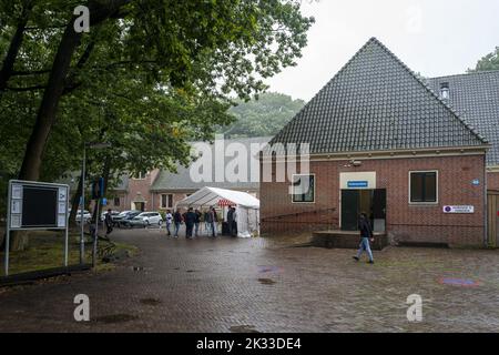 2022-09-24 13:36:39 GILZE - un extérieur d'un bâtiment au centre des demandeurs d'asile pendant la journée ouverte azc. Plus de soixante centres de demandeurs d'asile ouvrent leurs portes à l'occasion de la Journée nationale des voisins. Les visiteurs peuvent participer à des visites guidées et à diverses activités. ANP VINCENT JANNINK pays-bas sortie - belgique sortie Banque D'Images