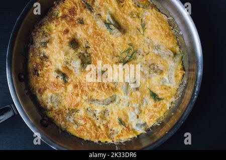 Fenouil bulbe frittata avec œufs et parmesan Banque D'Images