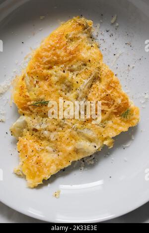 Fenouil bulbe frittata avec œufs et parmesan Banque D'Images