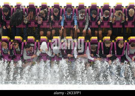 Munich, Allemagne. 24th septembre 2022. Les visiteurs de l'Oktoberfest font le tour « TopSpin » sur la Theresienwiese. La Wiesn aura lieu de 17 septembre à 3 octobre 2022. Credit: Felix Hörhager/dpa/Alay Live News Banque D'Images