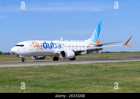 Flydubai Boeing 737 Max avion de transport en taxi. Avion de Dubai Aviation Corporation flydubai, une compagnie aérienne à bas prix. 737 avion MAX. Banque D'Images