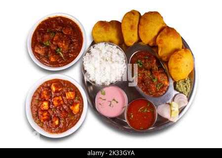 Thali de poulet servi dans une assiette sur fond blanc. Mise au point sélective. Banque D'Images