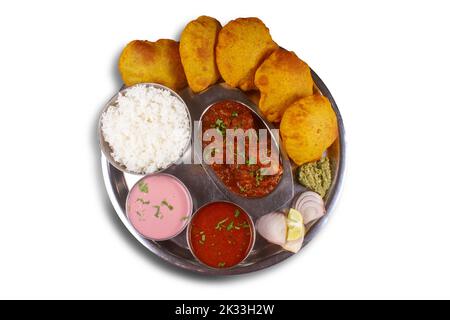 Thali de poulet servi dans une assiette sur fond blanc. Mise au point sélective. Banque D'Images