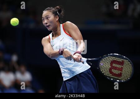 Tokyo, Japon. 24th septembre 2022. QINWEN ZHENG de Chine, a un retour contre Veronika Kudermetova lors de leur demi-finale au tournoi de tennis ouvert Toray Pan Pacific 2022 à l'Ariake Coliseum. Le tournoi a lieu de 17 septembre à 25. (Image de crédit: © Rodrigo Reyes Marin/ZUMA Press Wire) Banque D'Images